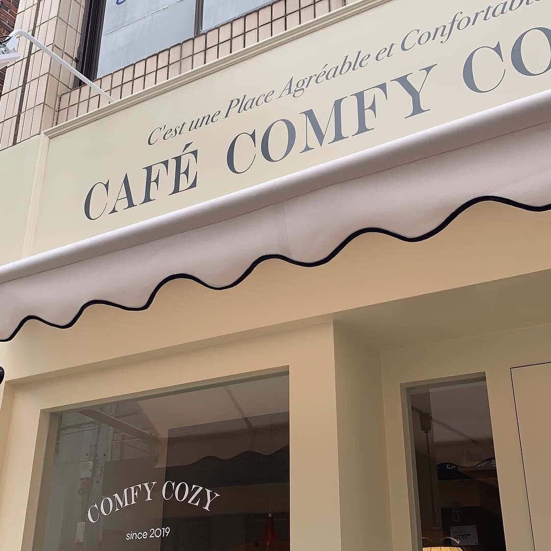 Cafe Comfy Beige Facade Wallpaper