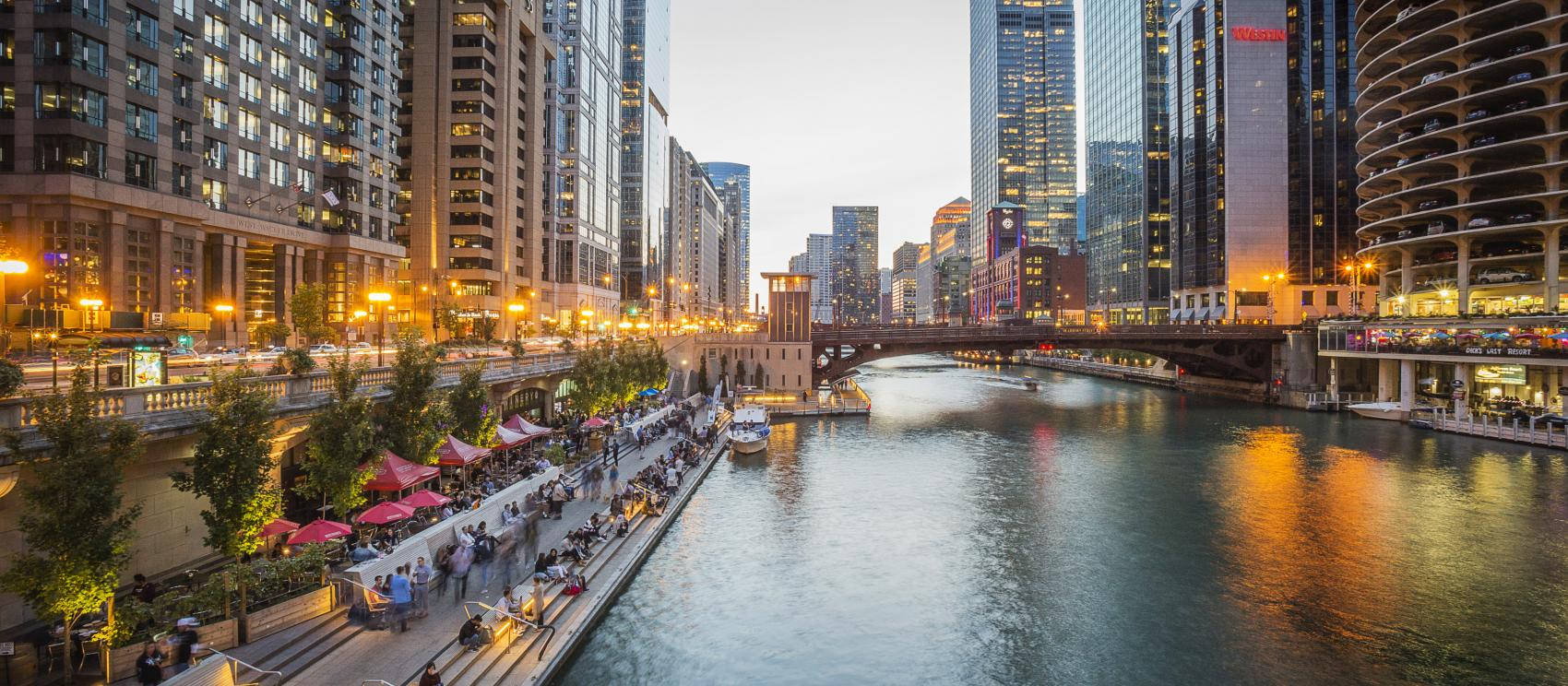 Cafes Near Chicago River In Illinois Wallpaper