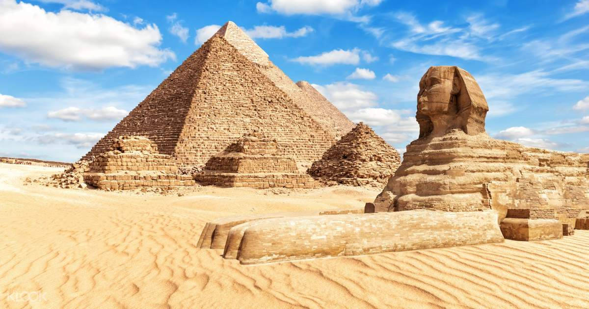 Captivating Landmarks of Cairo: Historical Pyramids And Sphinx Wallpaper
