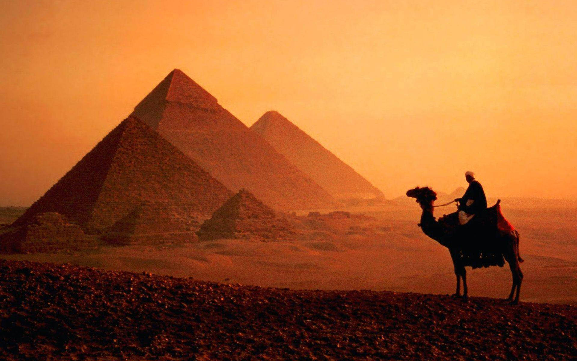 Kairo Historiske Pyramider I Solnedgang Wallpaper