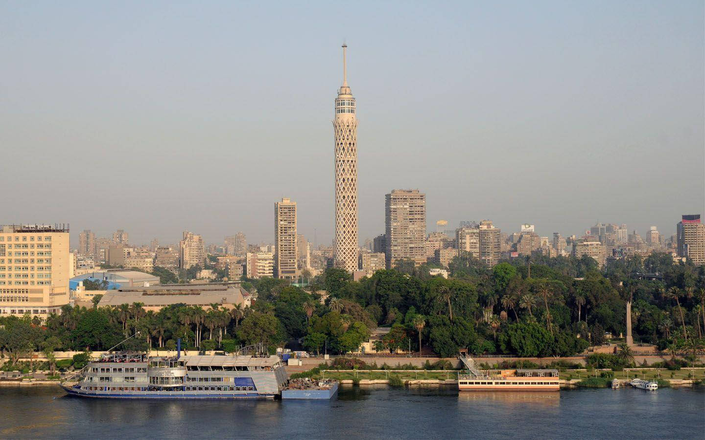 Torrede El Cairo Con Barco En El Río Nilo Azul Fondo de pantalla