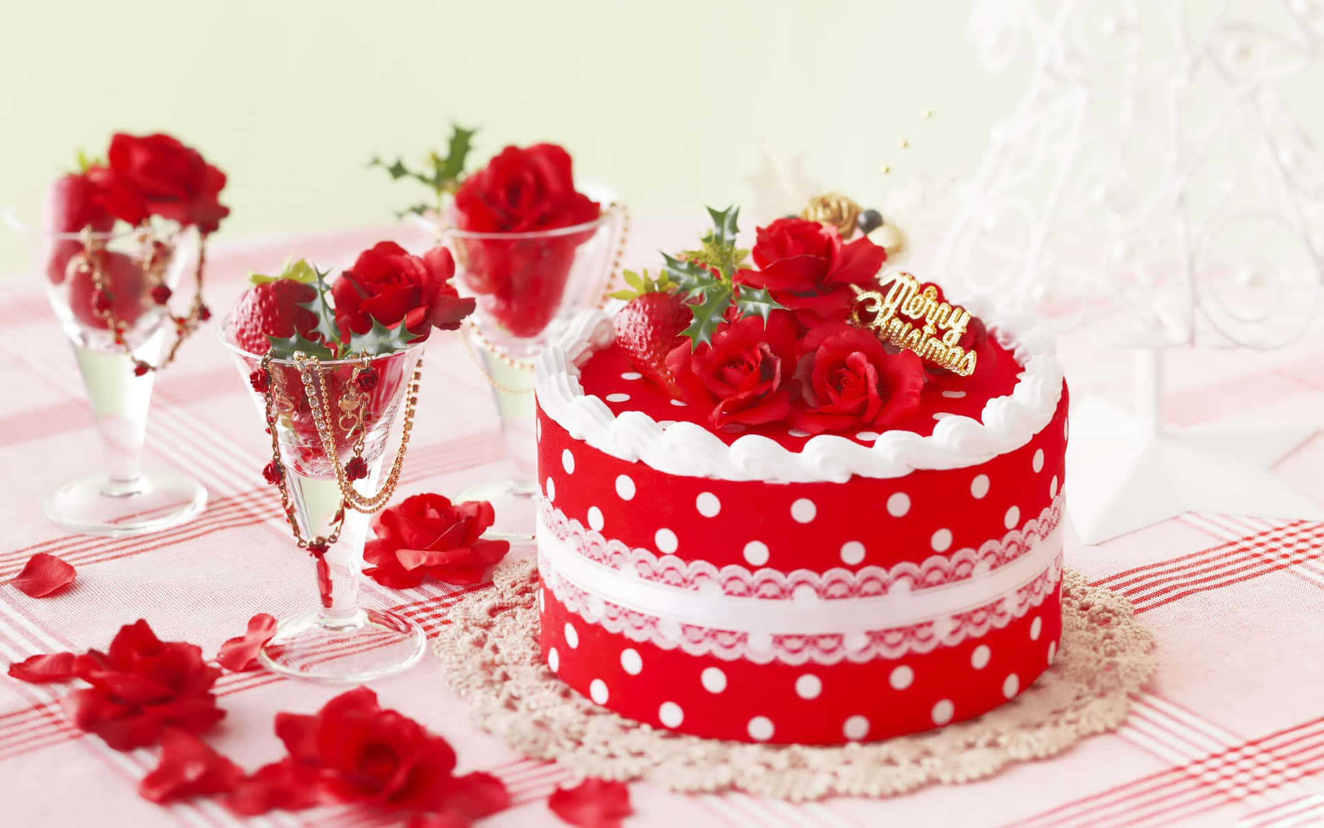 Einroter Kuchen Mit Rosen Darauf
