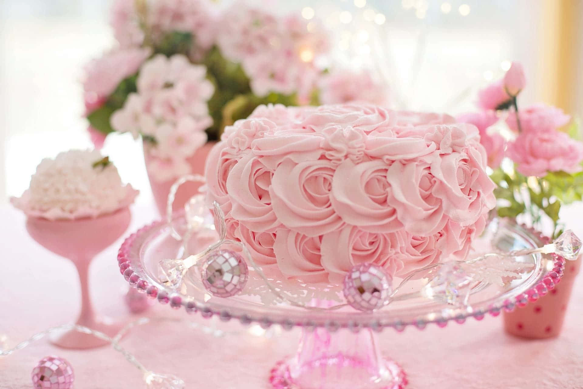 Decorative and delicious, this homemade Fondant cake is absolutely stunning Wallpaper