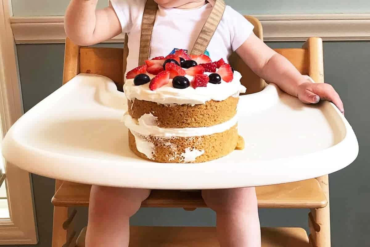 Immaginedel Primo Compleanno Con La Torta A Tema Fragole Per Bambini