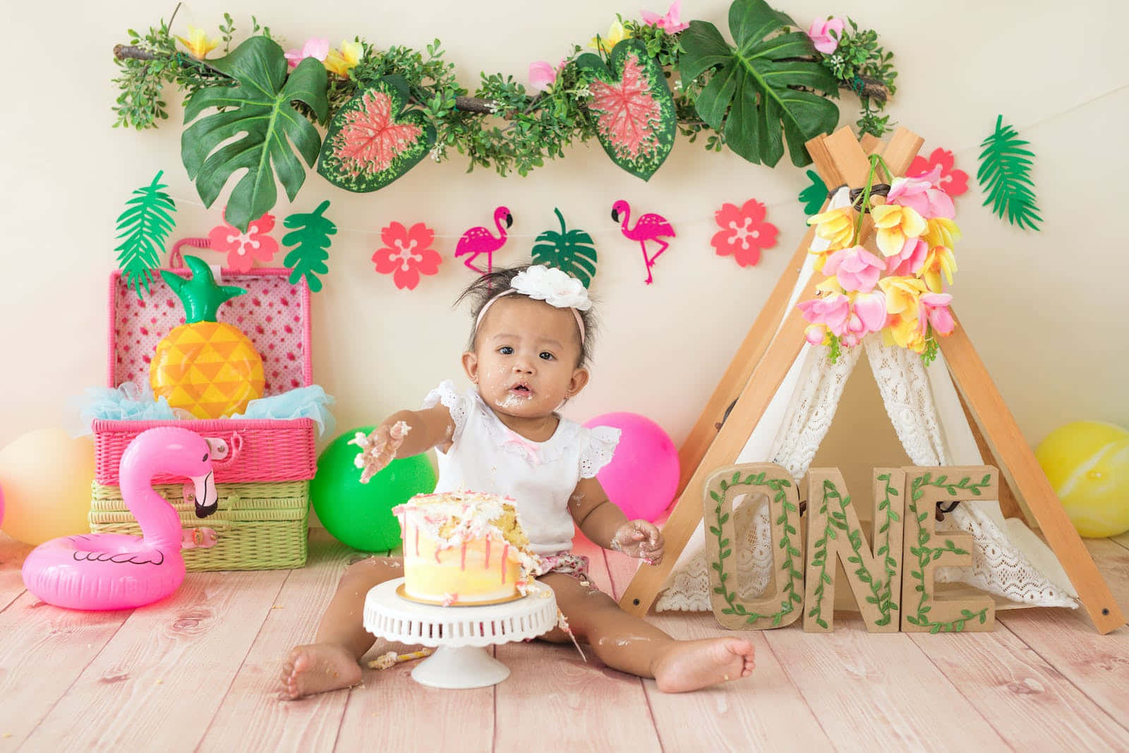 Imagende Un Bebé En Su Primer Cumpleaños Destrozando Un Pastel