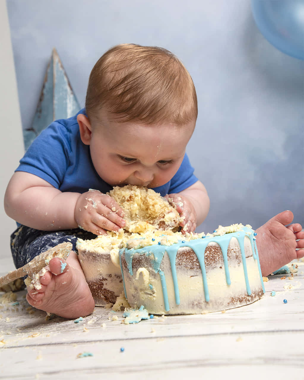 Lindafoto De Un Bebé Adorable Comiendo Pastel En Su Primer Cumpleaños.