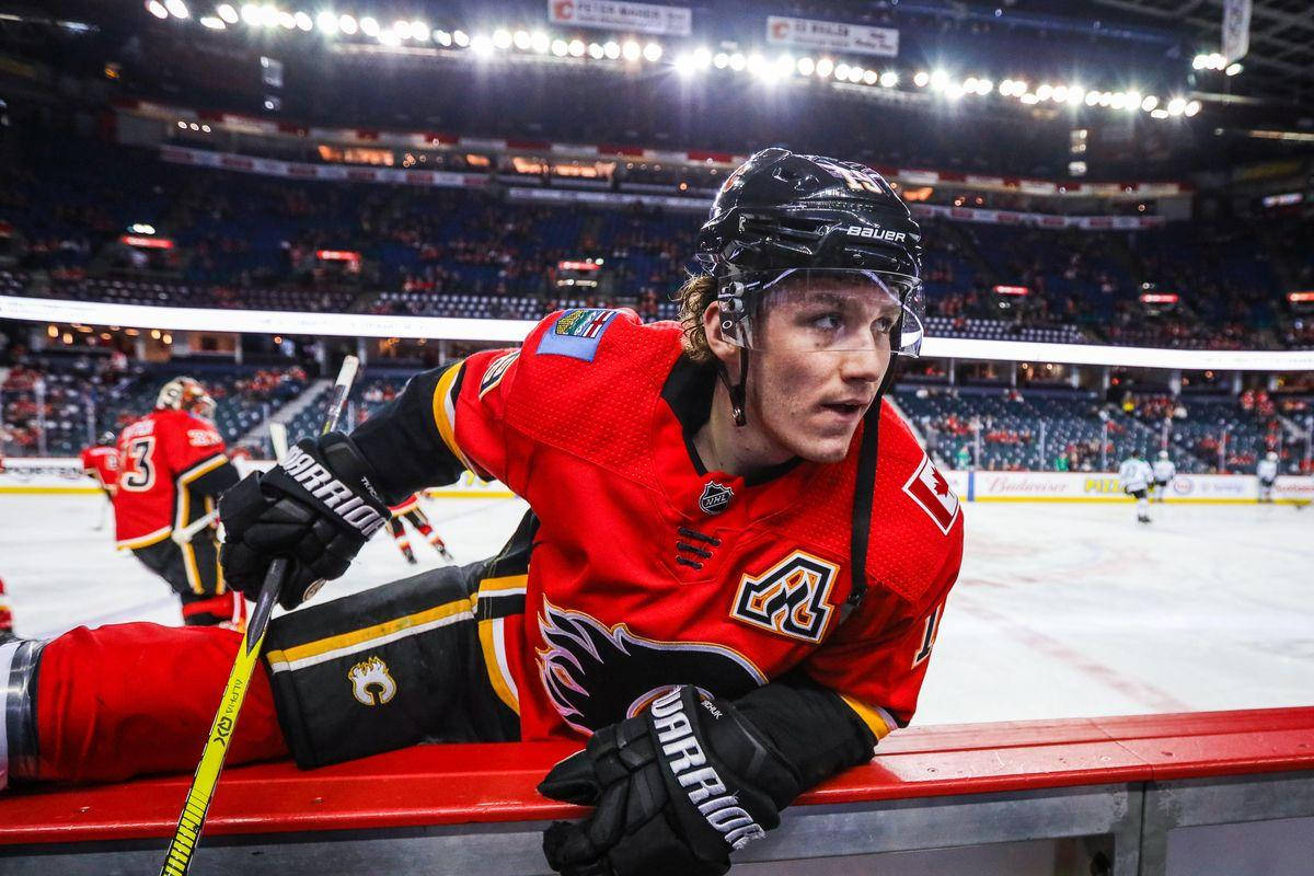 Calgaryflames Matthew Tkachuk En La Pista De Hockey Sobre Hielo Fondo de pantalla