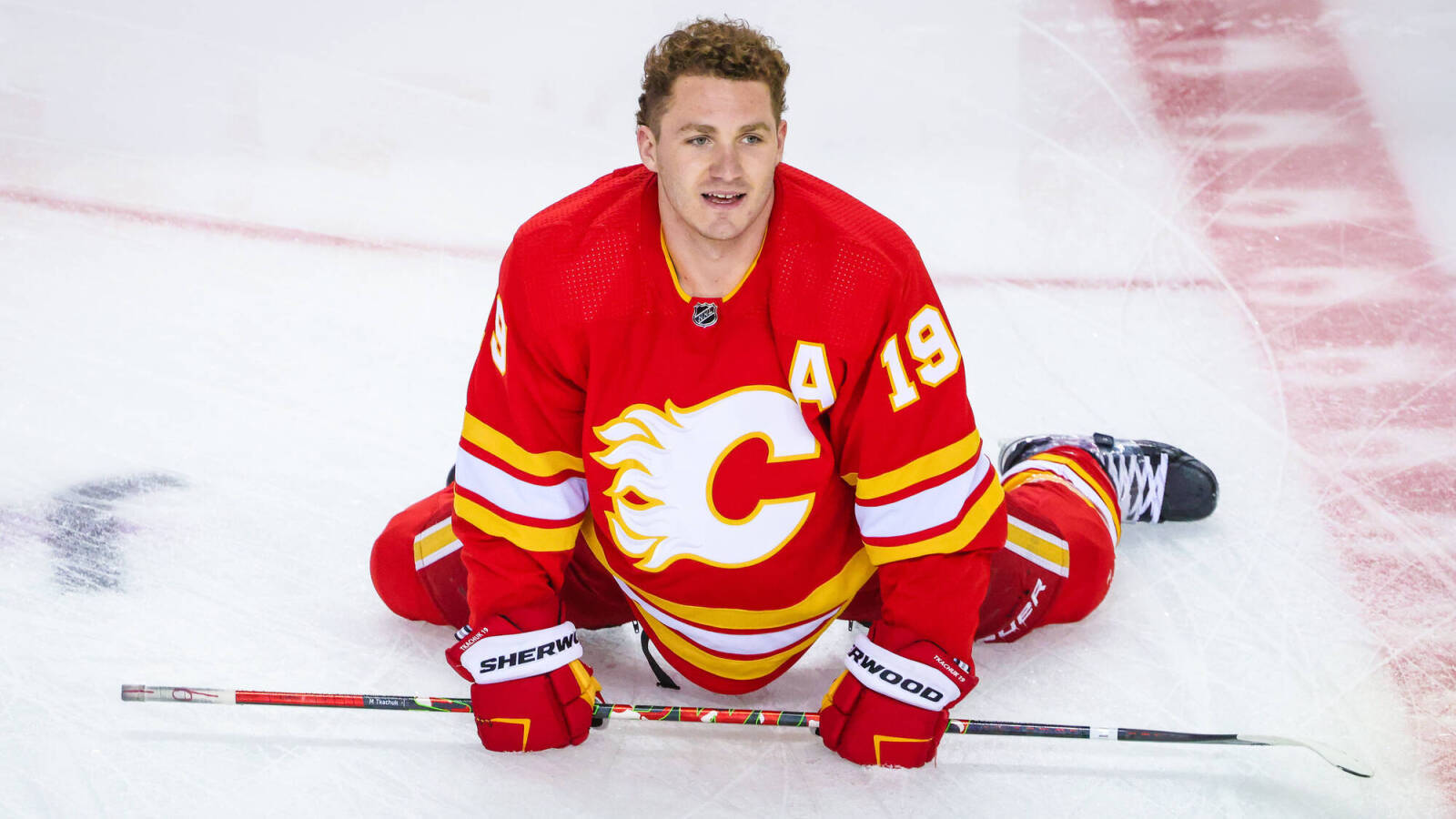 Matthewtkachuk De Los Calgary Flames Sentado En La Pista De Hielo. Fondo de pantalla