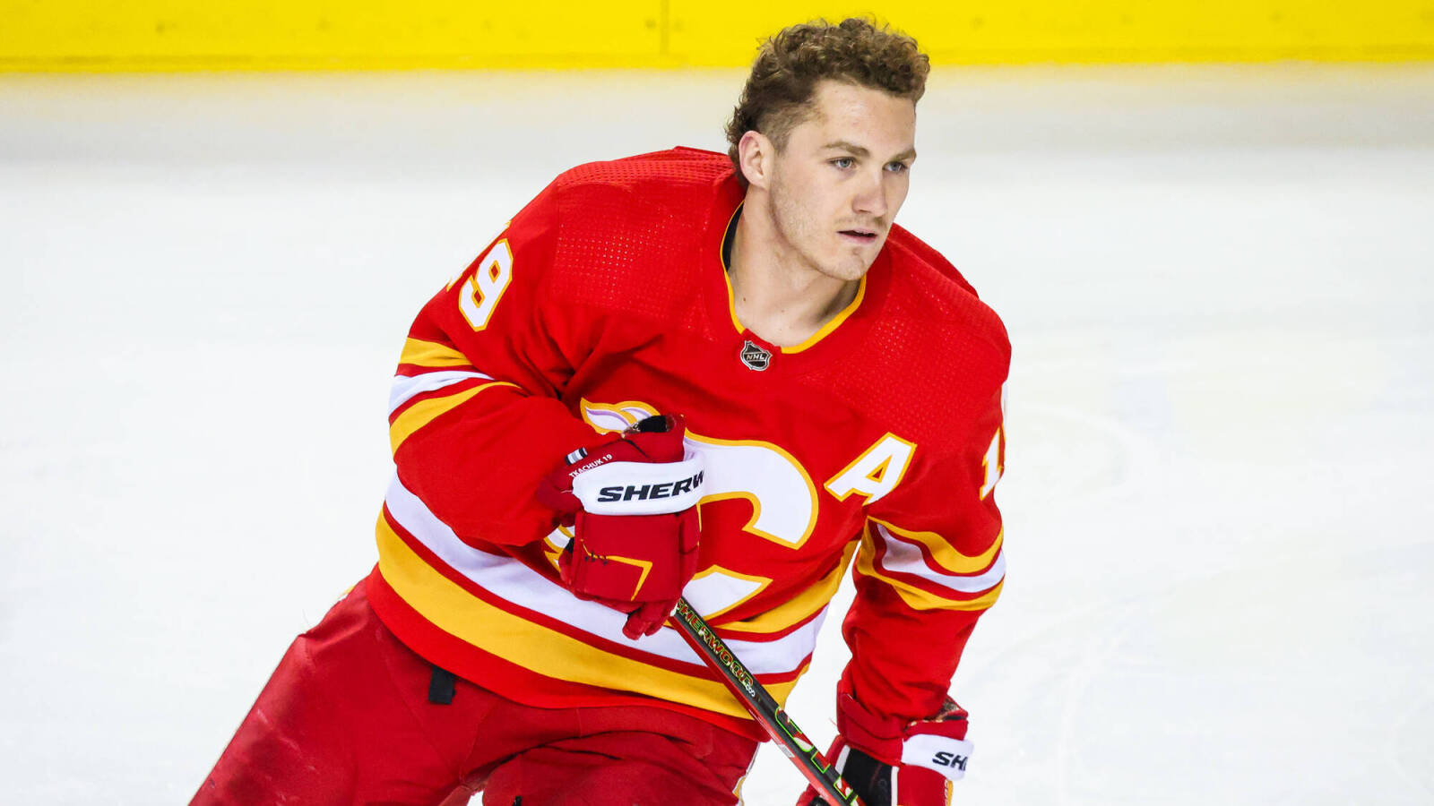 Nochede Apertura De Los Calgary Flames - Matthew Tkachuk Fondo de pantalla