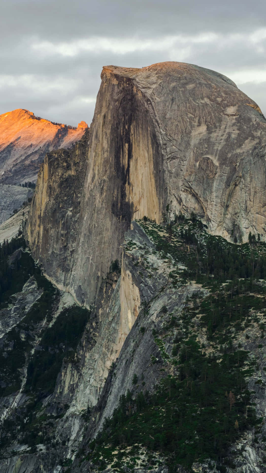 Tag et kig på den smukke udsigt over Californien bjergrække. Wallpaper