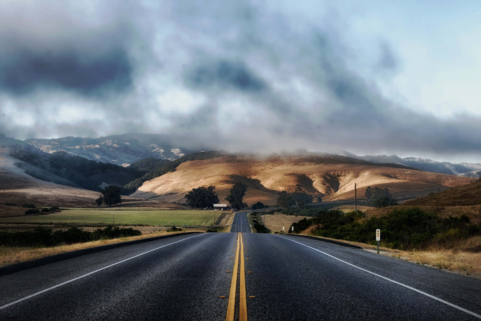 Oplev et åndedrag tagende landskab af Californiens bjerge Wallpaper