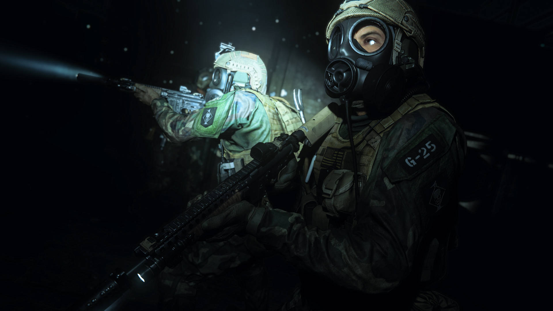En soldat med gasmaske holder et gevær. Wallpaper
