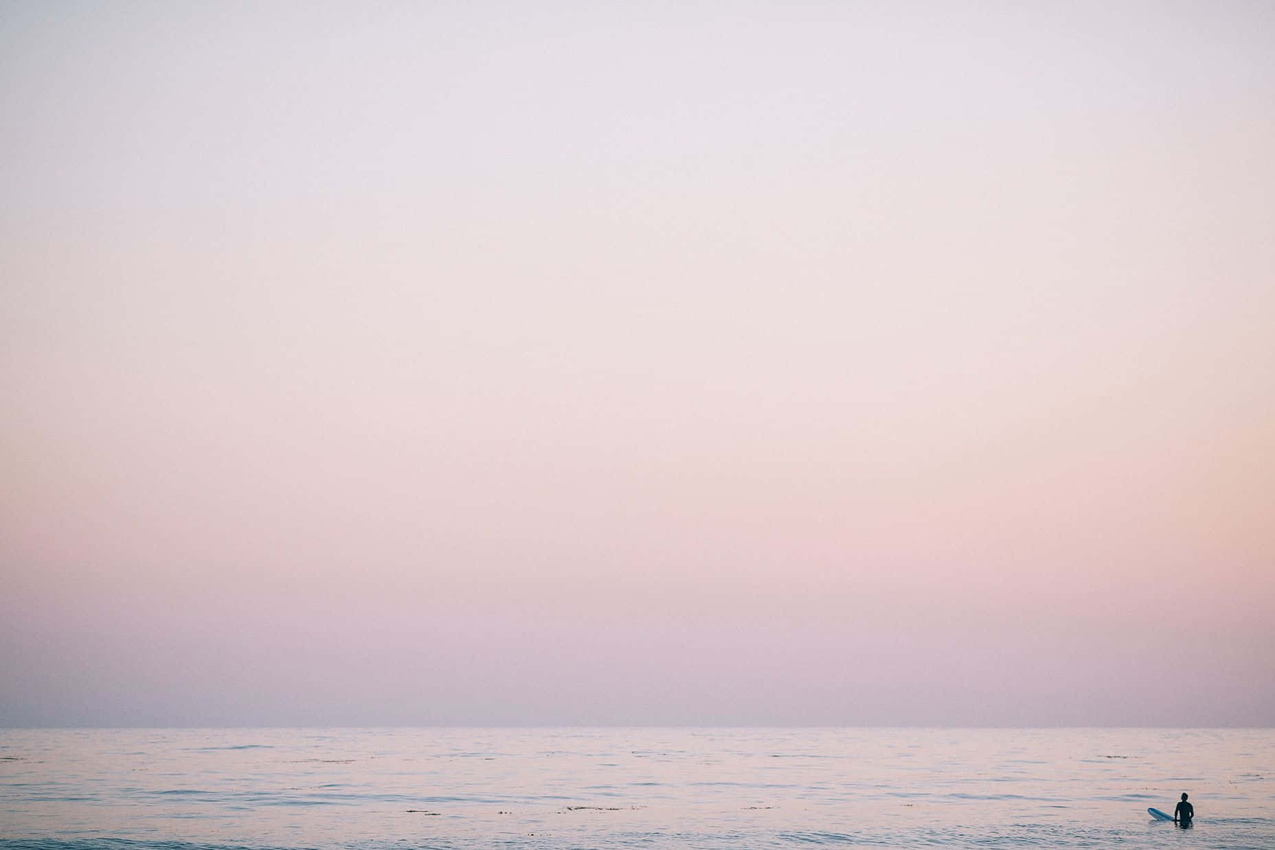 Eineperson Steht Bei Sonnenuntergang Am Strand. Wallpaper