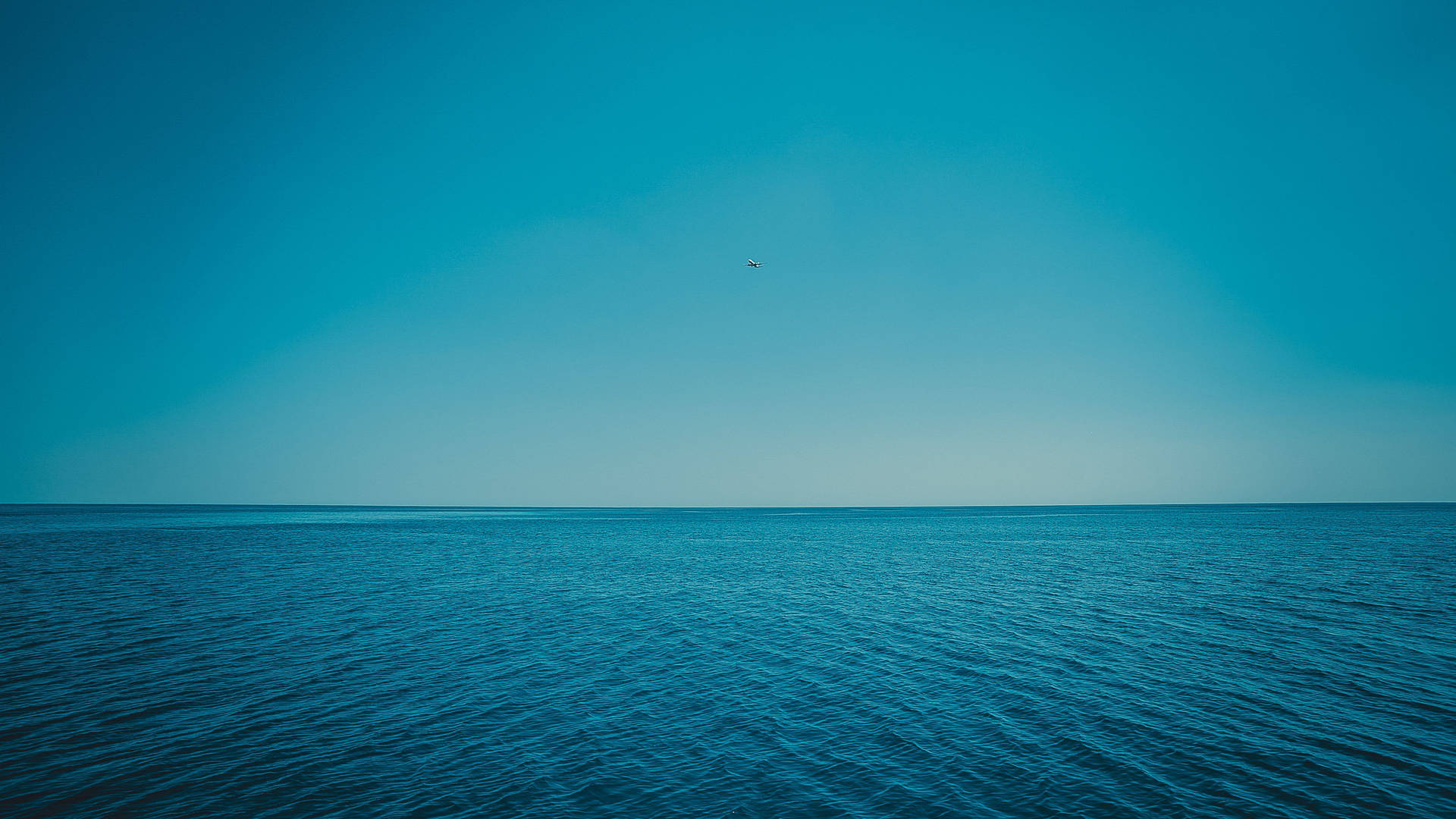 Calm Blue And Cool-looking Horizon Wallpaper