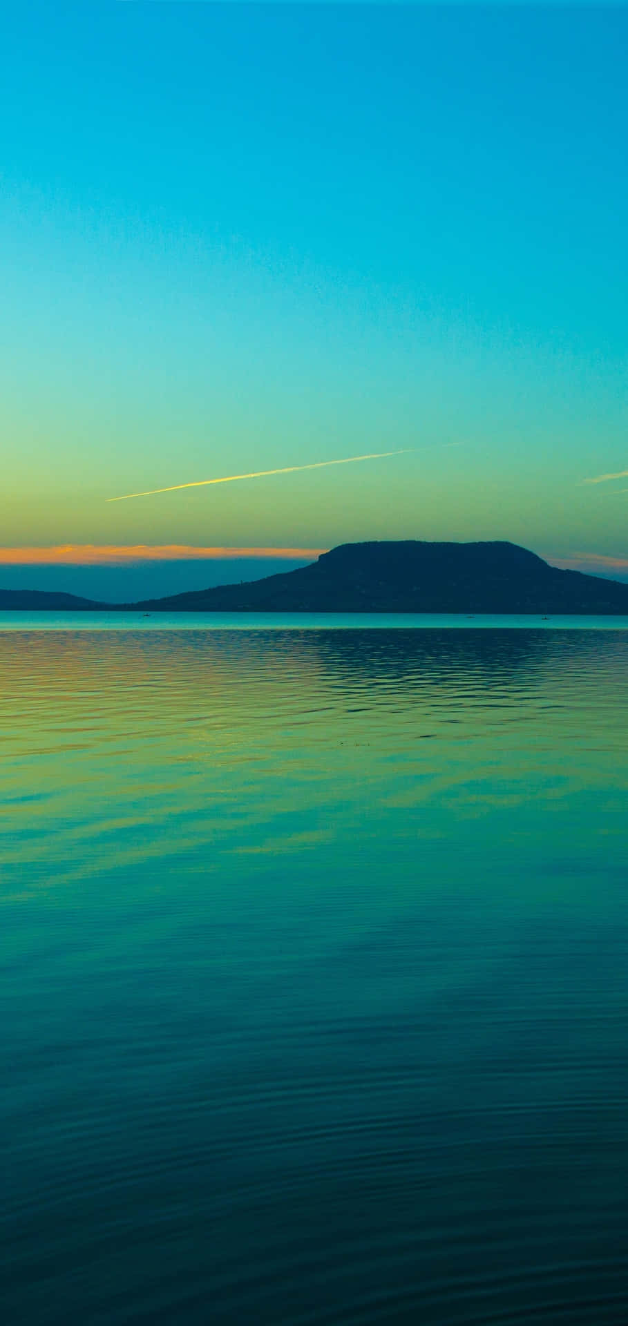 Einmann Fährt Bei Sonnenuntergang Mit Einem Boot Auf Einem See. Wallpaper