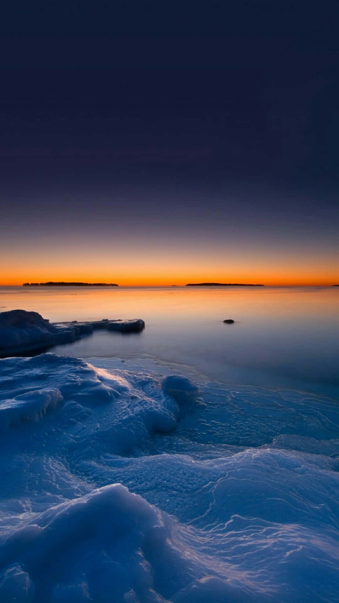 Unlago Ghiacciato Con Ghiaccio E Neve Sopra Di Esso Sfondo