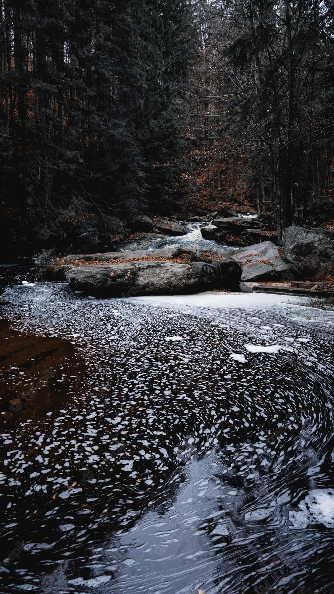 En flod i skove flyder i måneskin Wallpaper