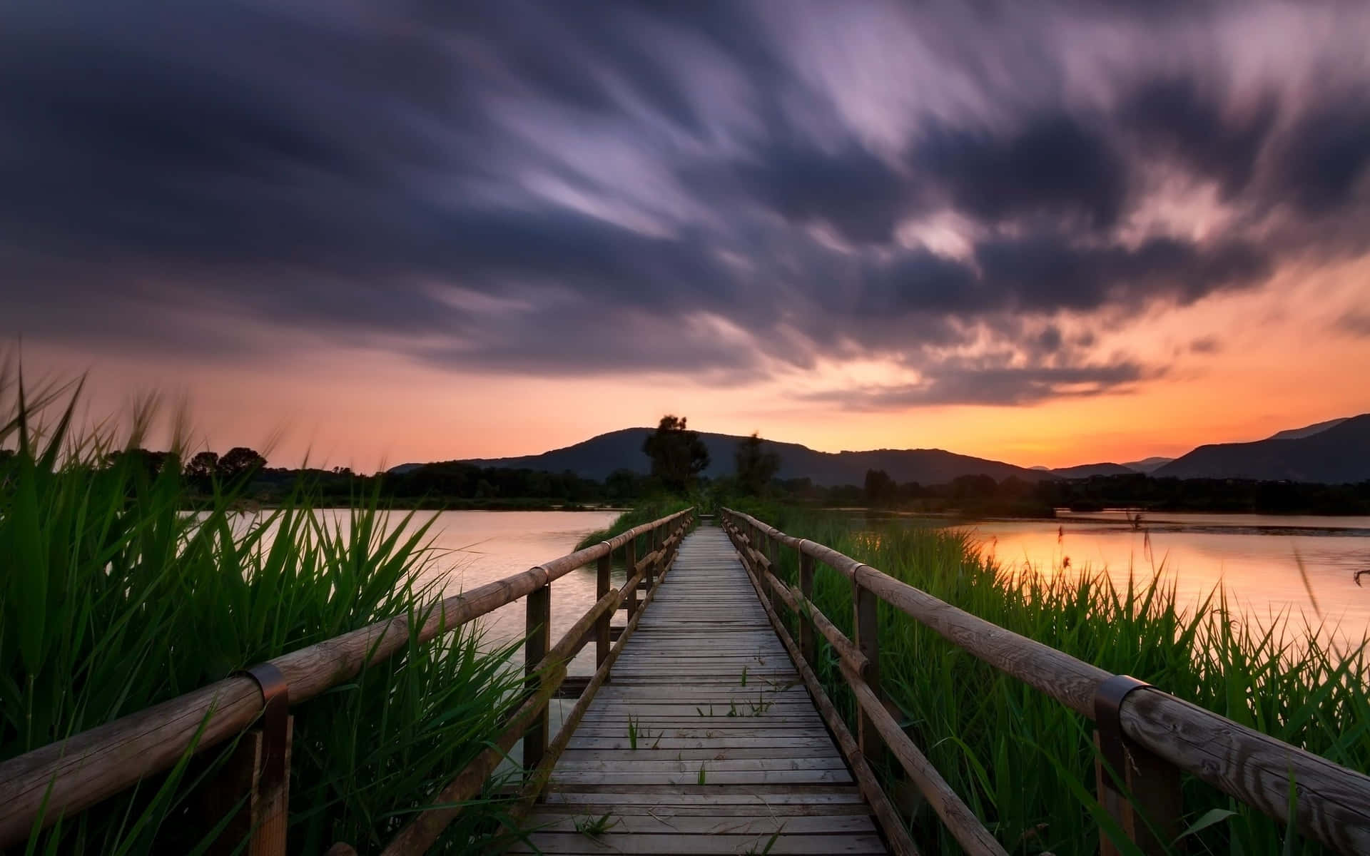 Einehölzerne Brücke, Die Zum See Bei Sonnenuntergang Führt