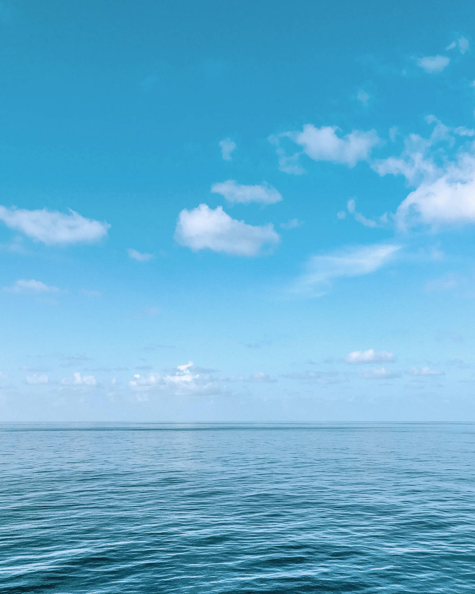 Horizontede Mar Tranquilo Y Cielo Azul. Fondo de pantalla
