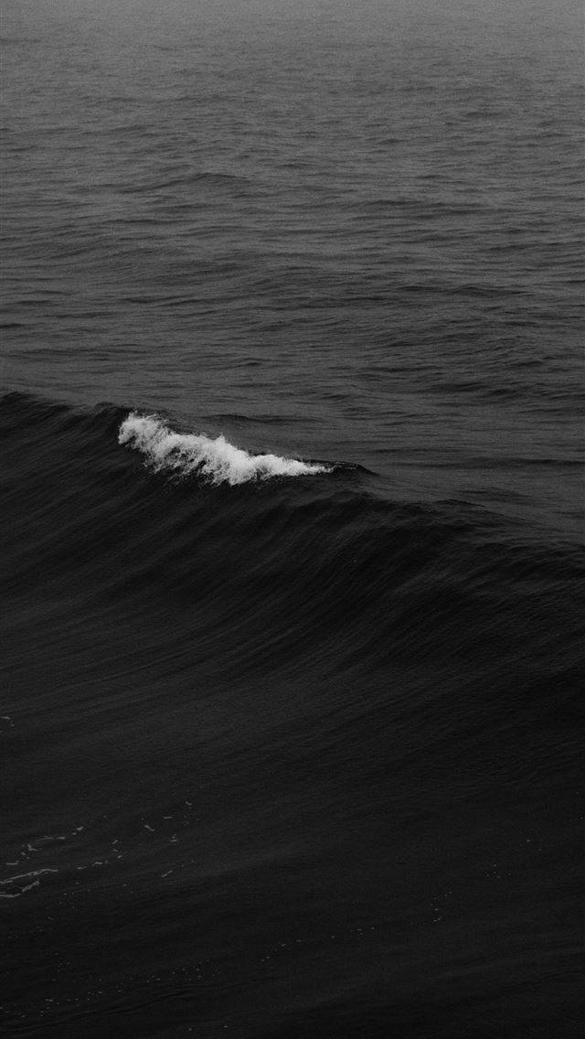 Olasdel Mar Calmado En El Iphone Oscuro. Fondo de pantalla