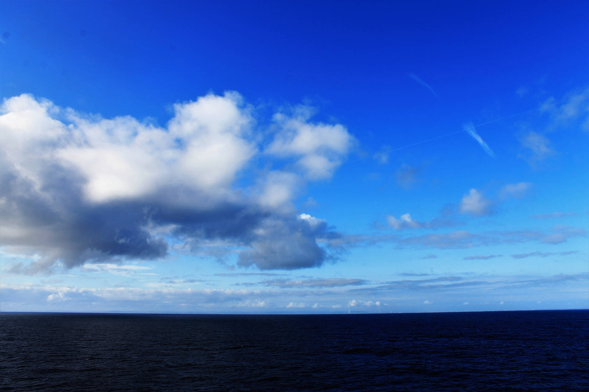 Calming Dark Blue Aesthetic Ocean Picture