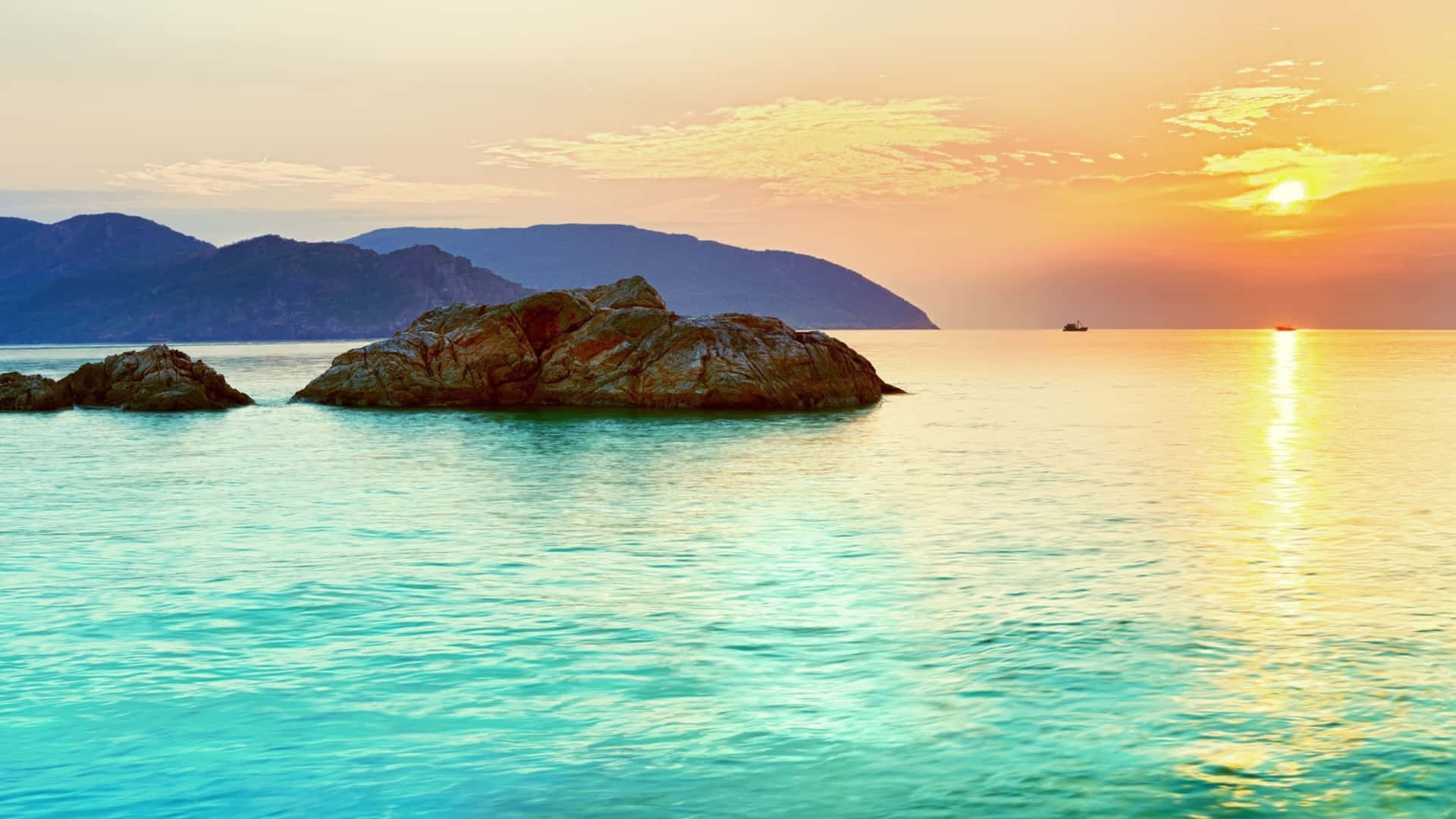 Calming Desktop Ocean And Island Wallpaper