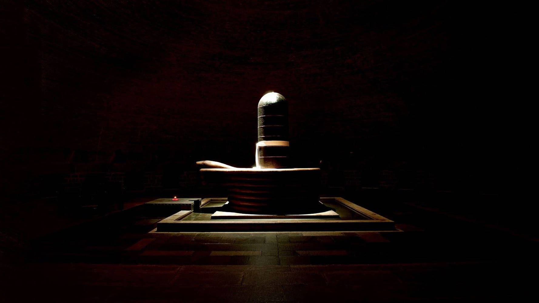 Download Calming Precious Stone Shiva Lingam Wallpaper 