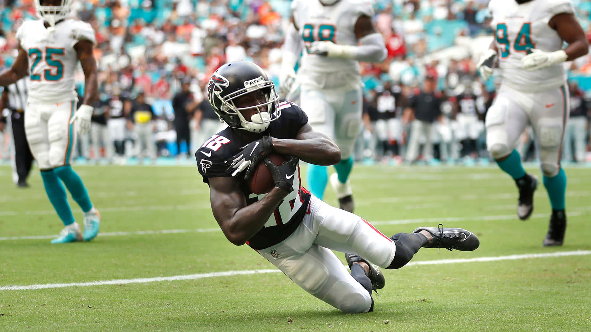 Calvin Ridley Catching Football During Game Wallpaper