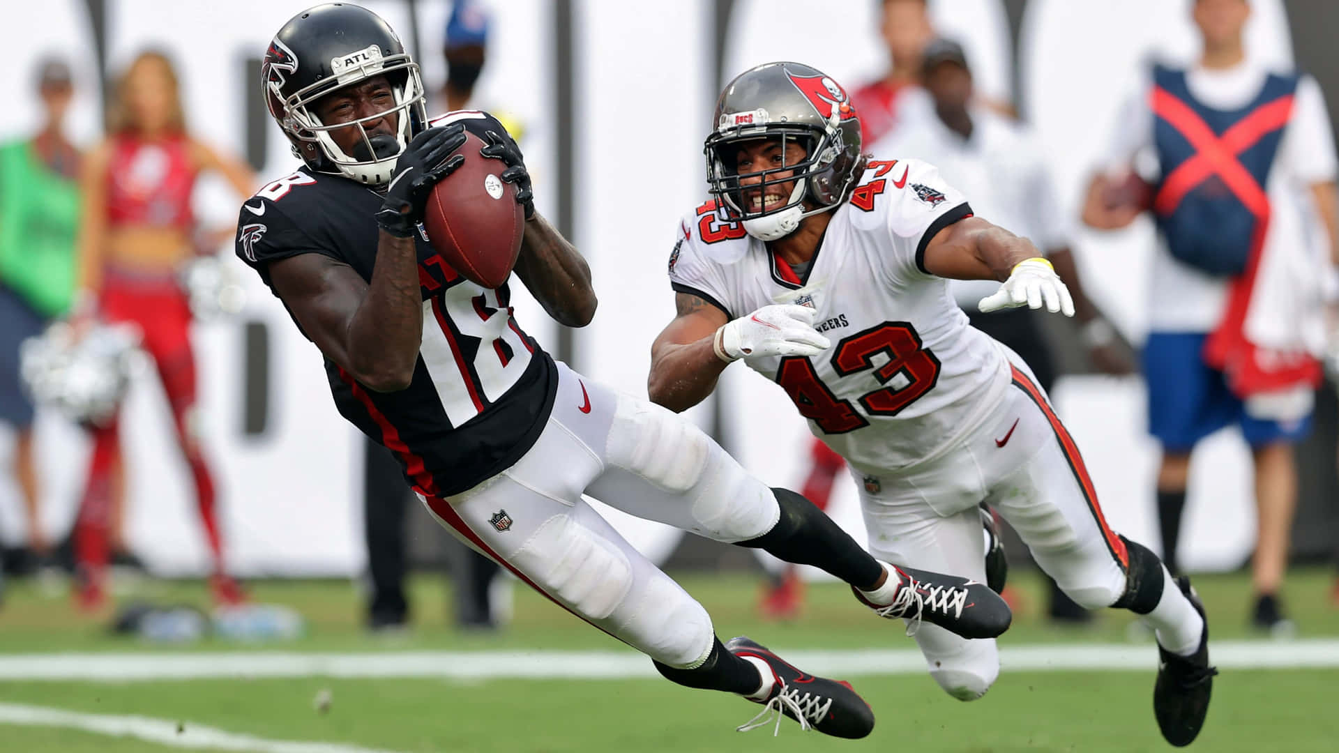 Calvin Ridley Catching Football During Game Wallpaper