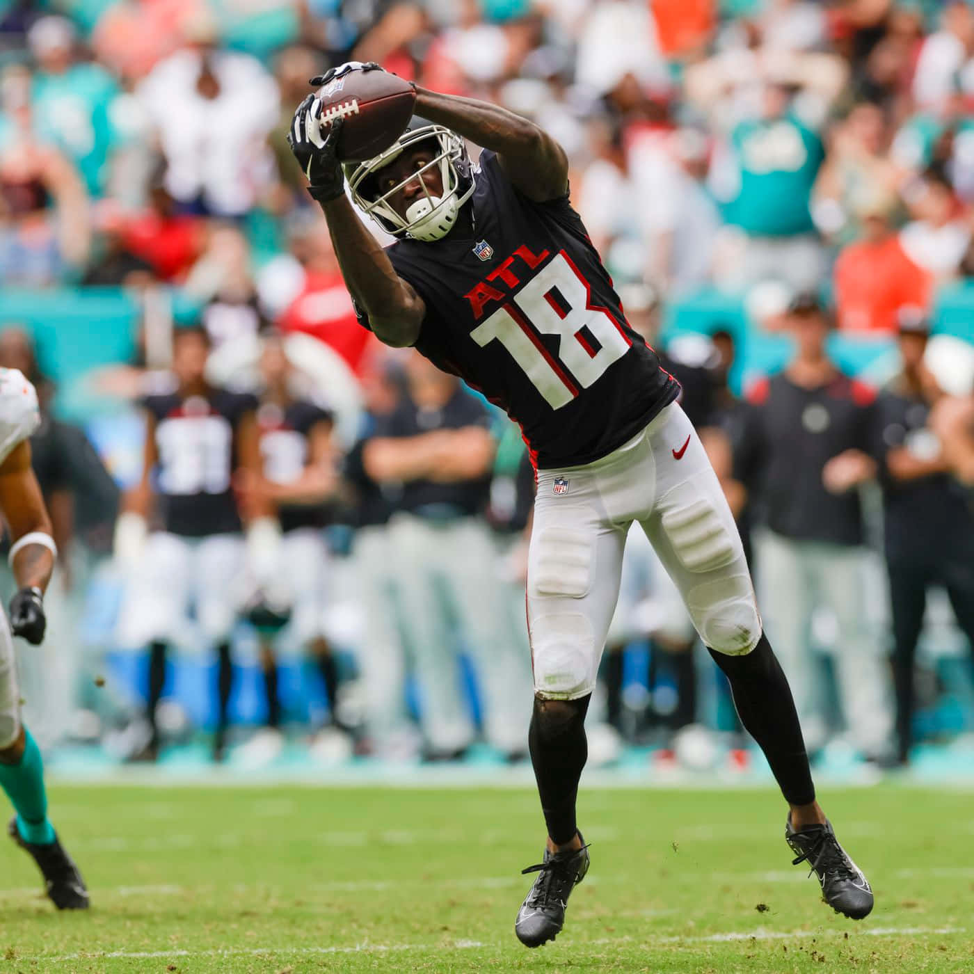 Download Calvin Ridley Catching Football In Game Wallpaper | Wallpapers.com