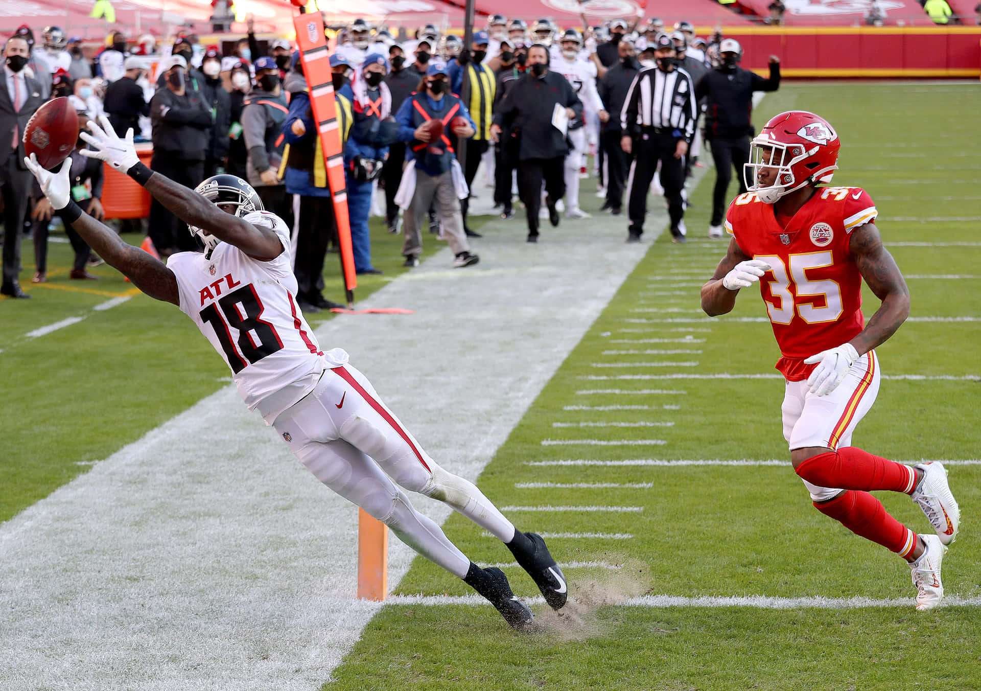 Calvin Ridley Sideline Catch Wallpaper