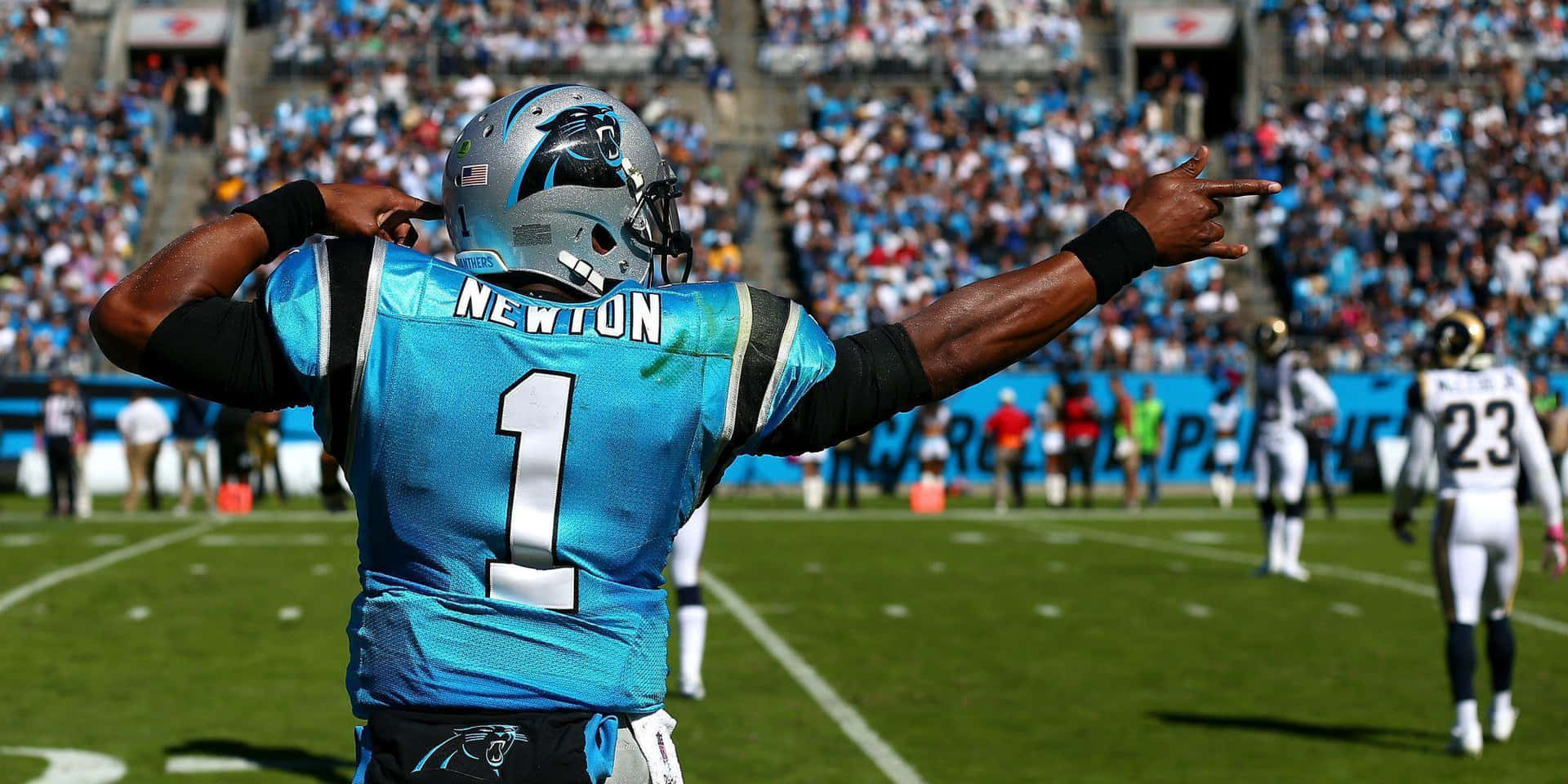 NFL stjerne Cam Newton kaster et touchdown pas Wallpaper