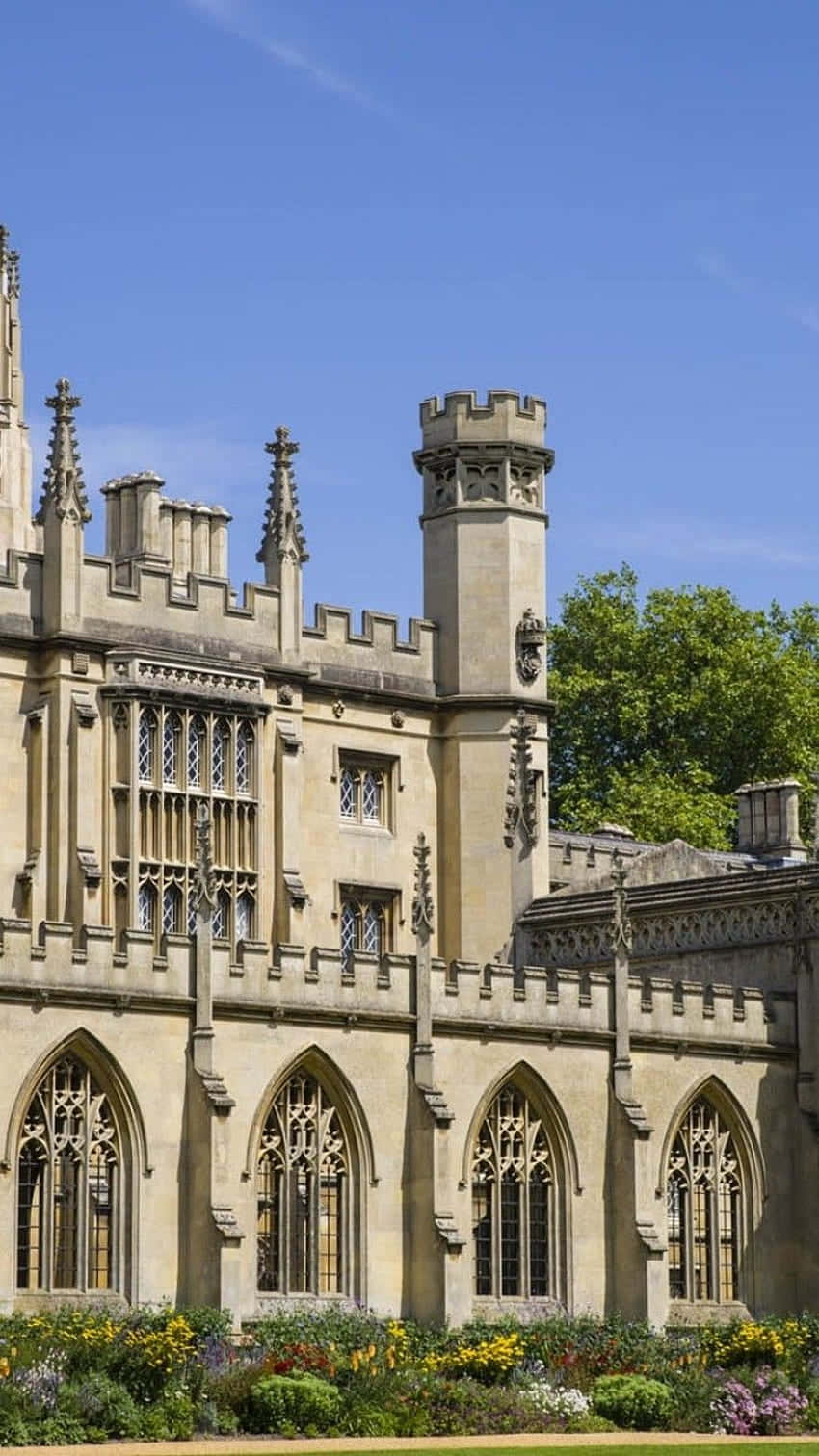 Edificiode La Universidad De Cambridge En El Cielo Azul. Fondo de pantalla