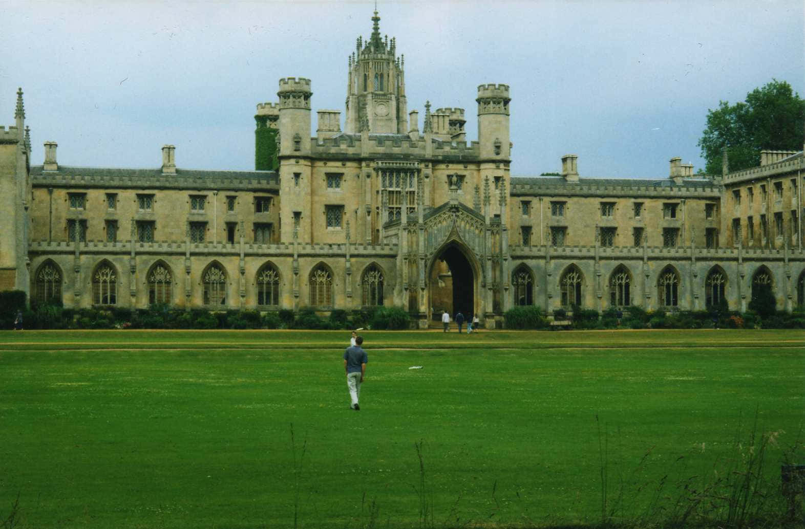 Cambridge University Green Grass Field Wallpaper
