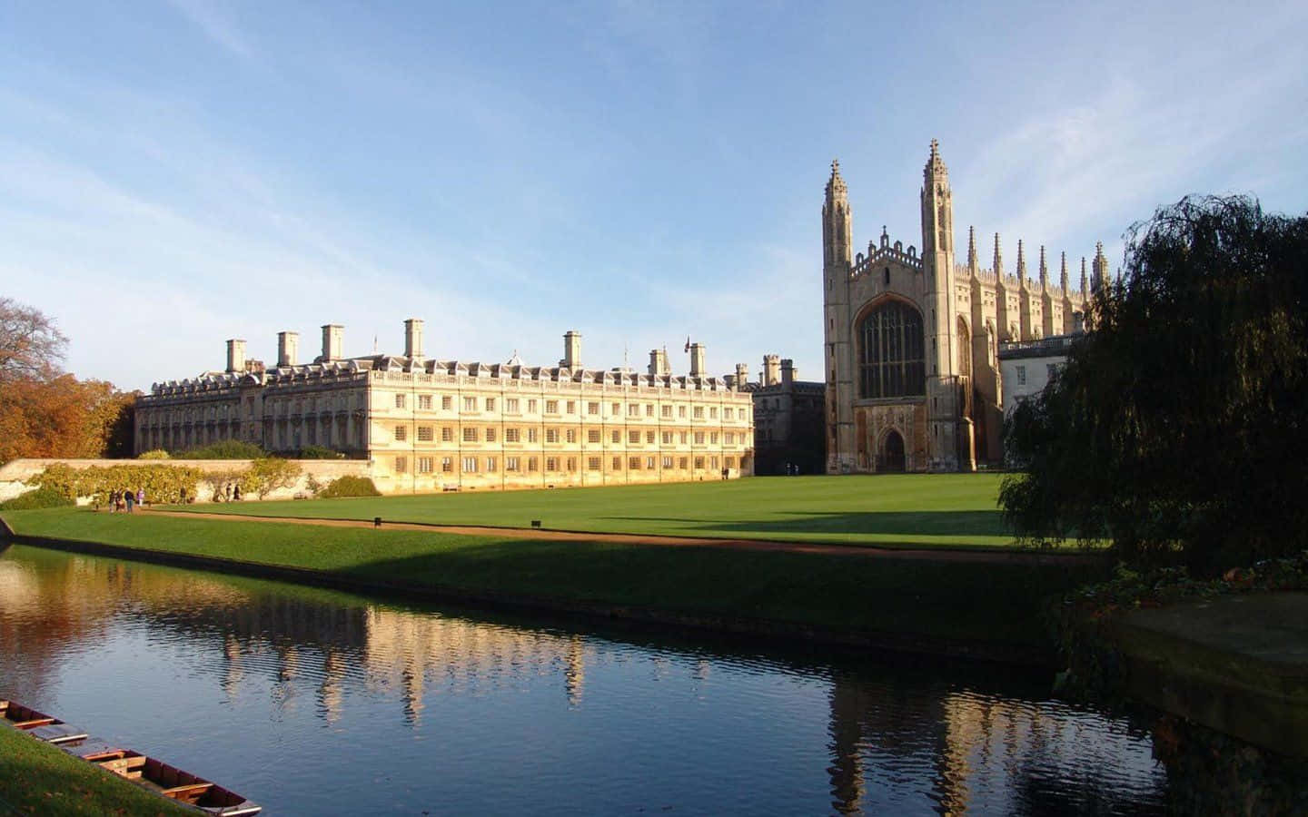 Universidadde Cambridge Con Reflexión Del Lago Fondo de pantalla