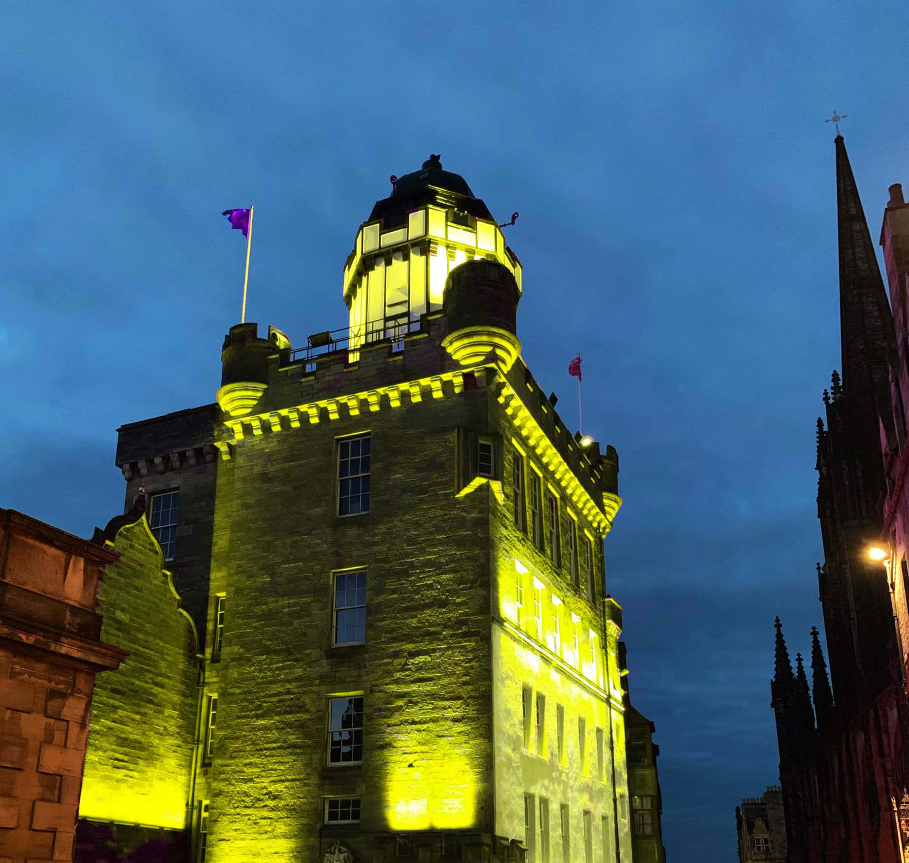 Camera Obscura Edinburghat Dusk Wallpaper