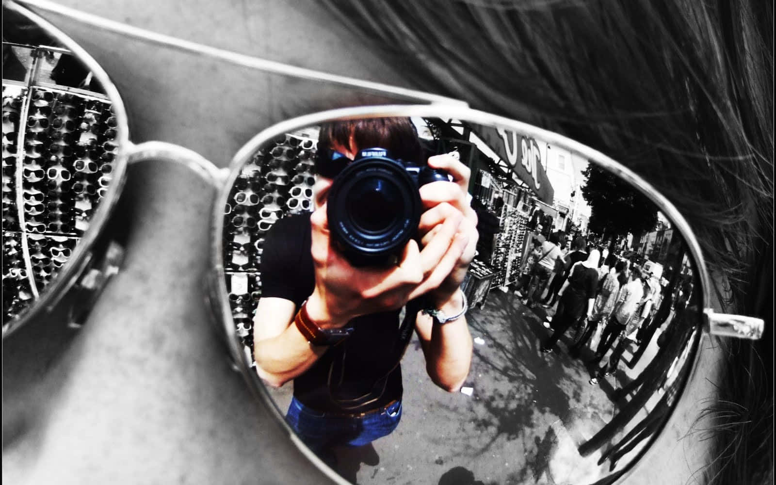Cameraman Reflectionin Sunglasses Wallpaper
