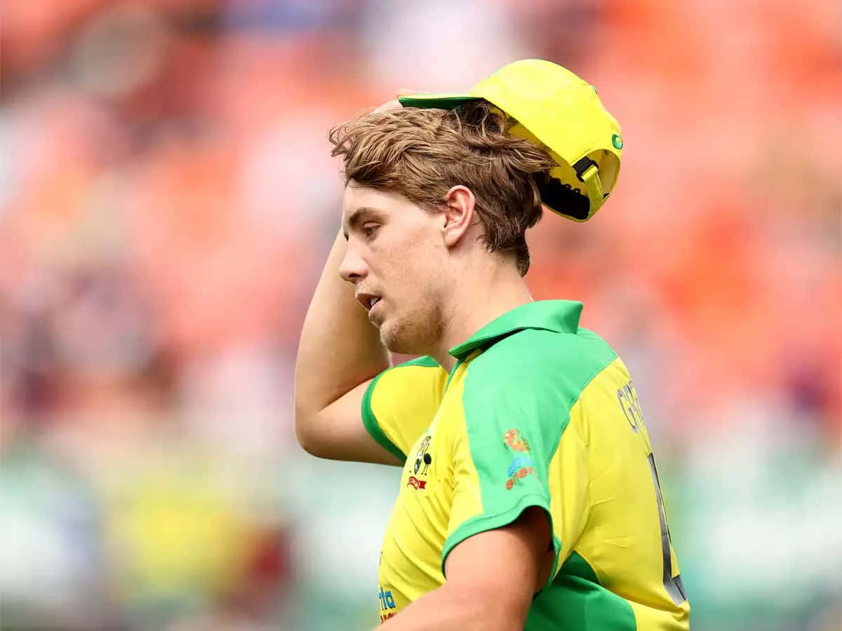 Eljugador De Críquet Australiano Cameron Green En Acción En El Campo. Fondo de pantalla