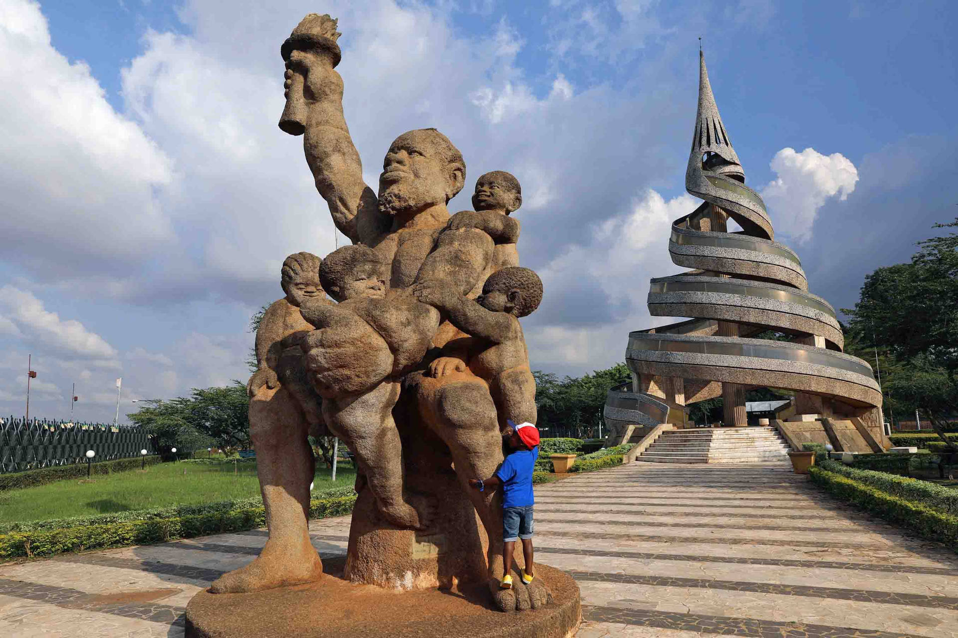 Estatuadel Monumento De Reunificación De Camerún Fondo de pantalla