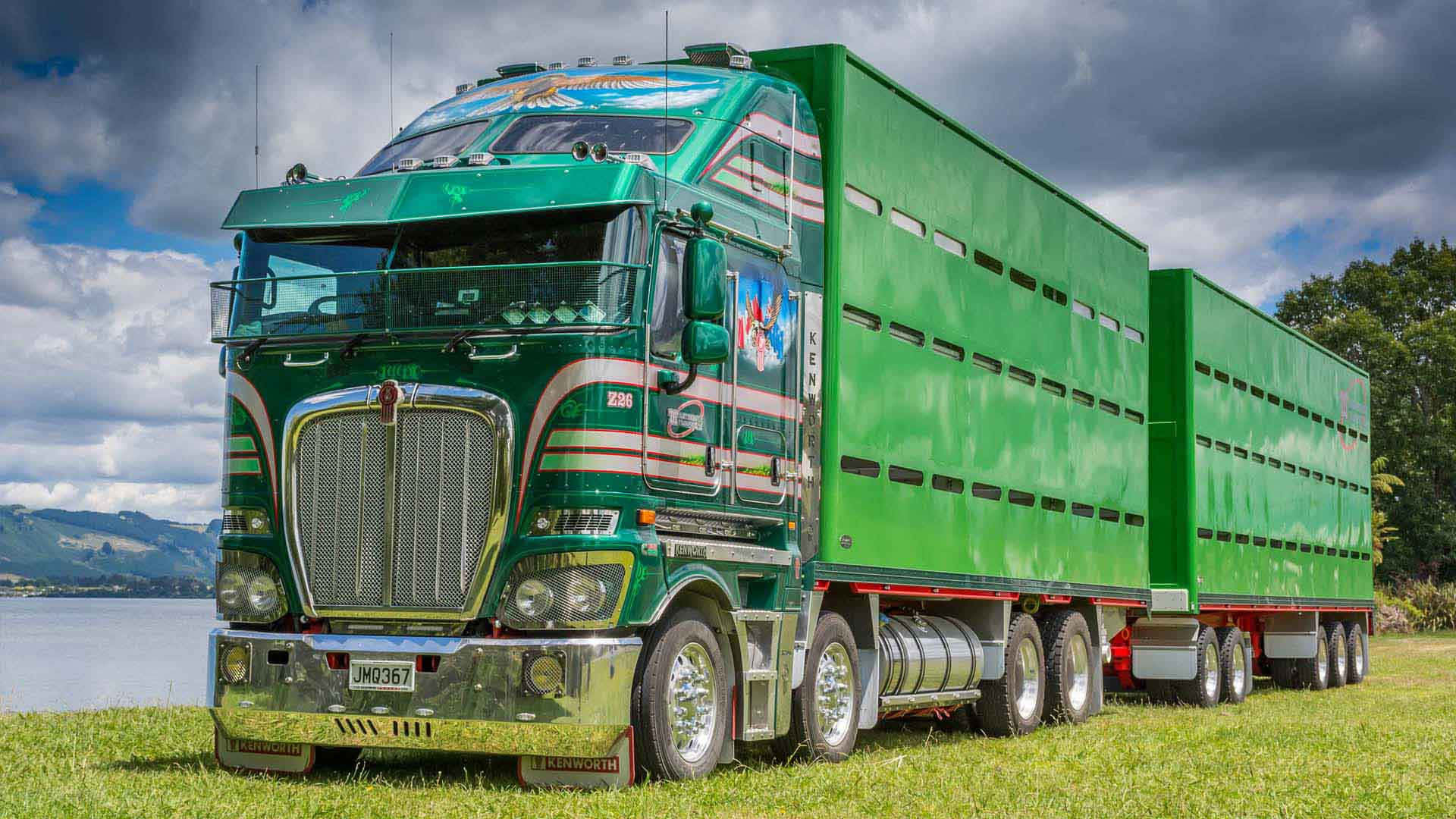 Camionpesante Che Guida Su Una Strada Panoramica.