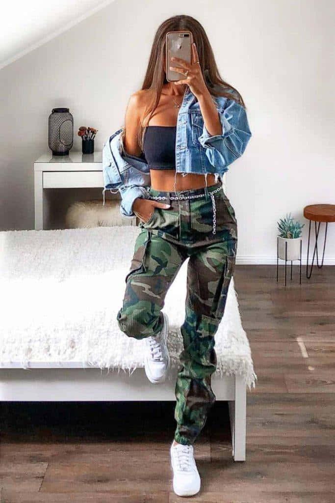Enkvinna I Kamouflagebyxor Tar En Selfie