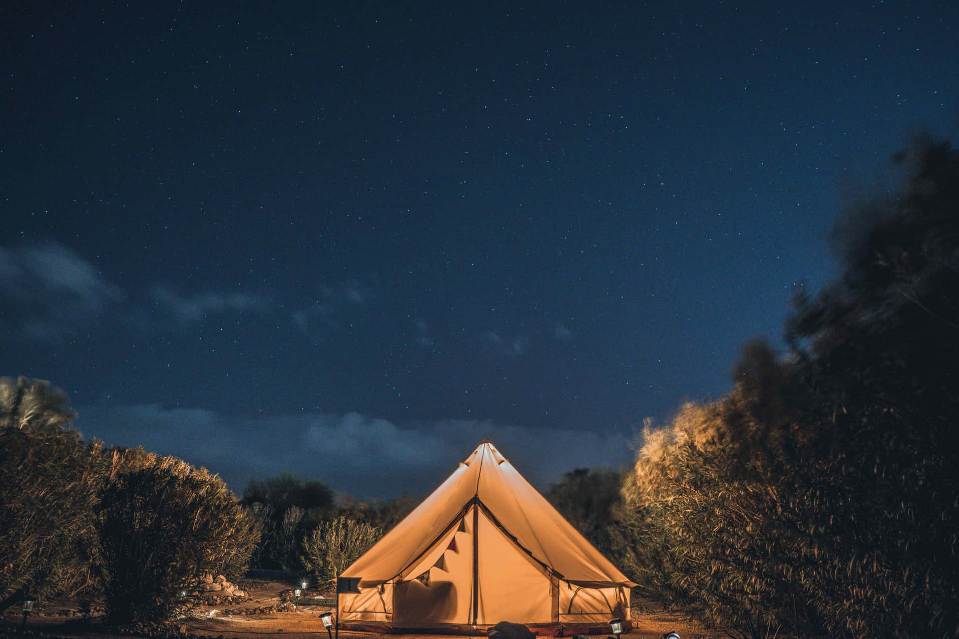 Abenteuerin Der Natur: Der Perfekte Camping-ausflug
