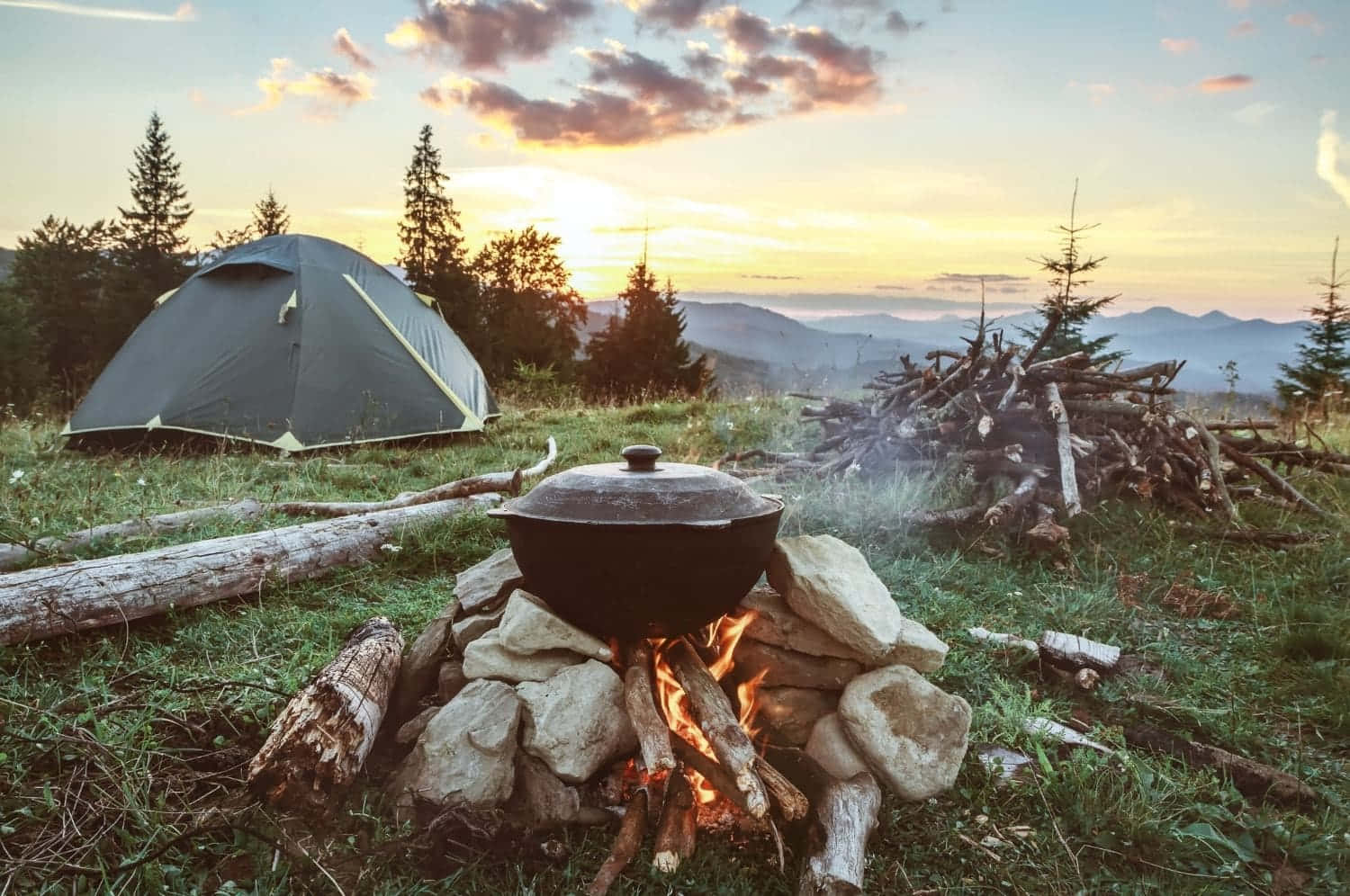 Campergenießen Einen Abend Und Sind Bereit Für Alles, Was Die Natur Zu Bieten Hat.