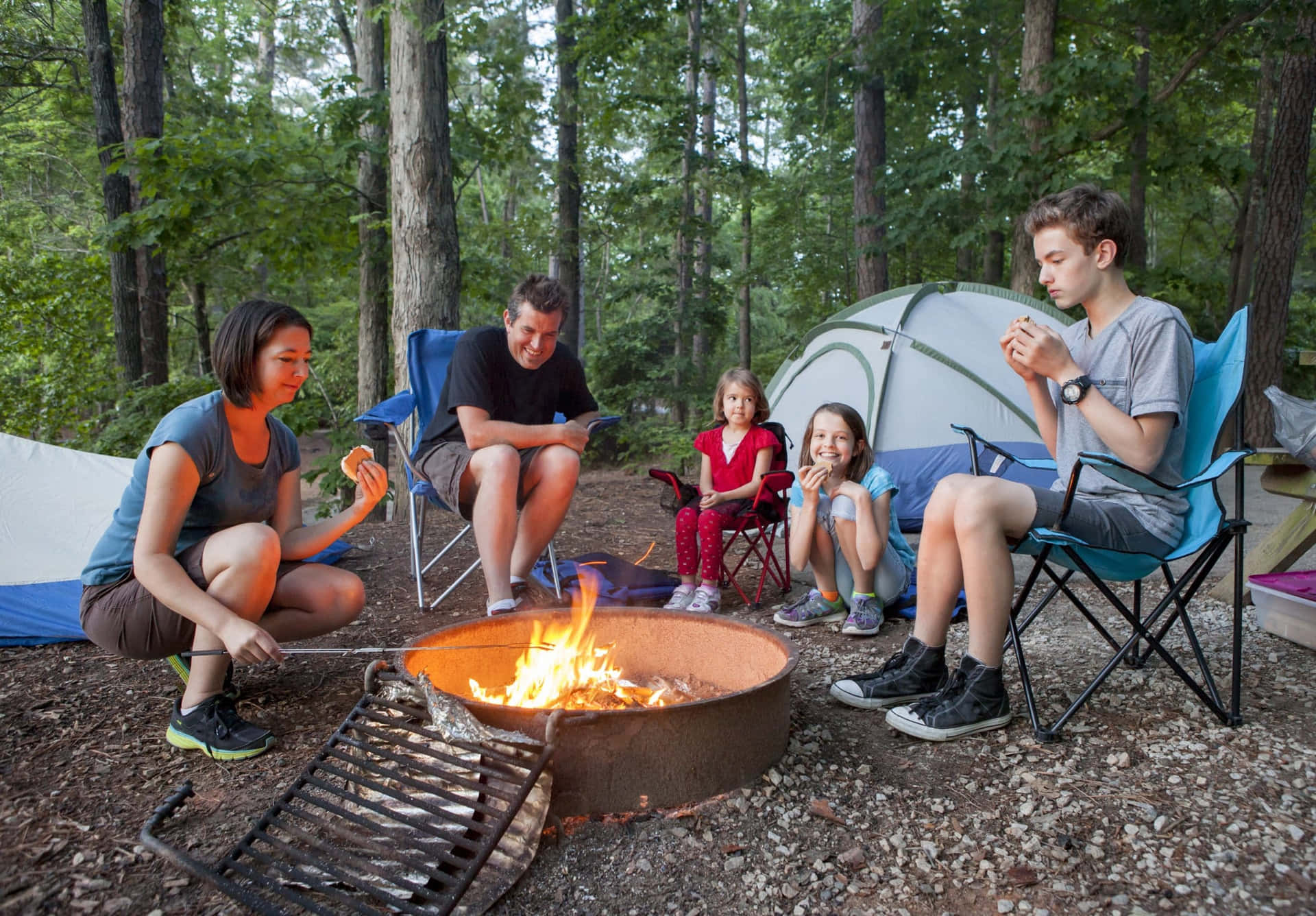 Dirígetea Las Colinas Y Explora La Belleza Del Camping.