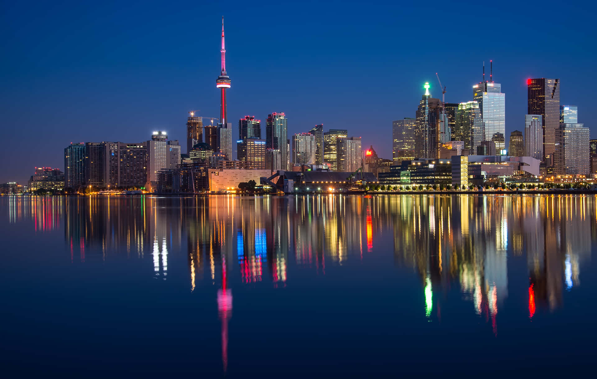 Torontoskyline Im Wasser Reflektiert