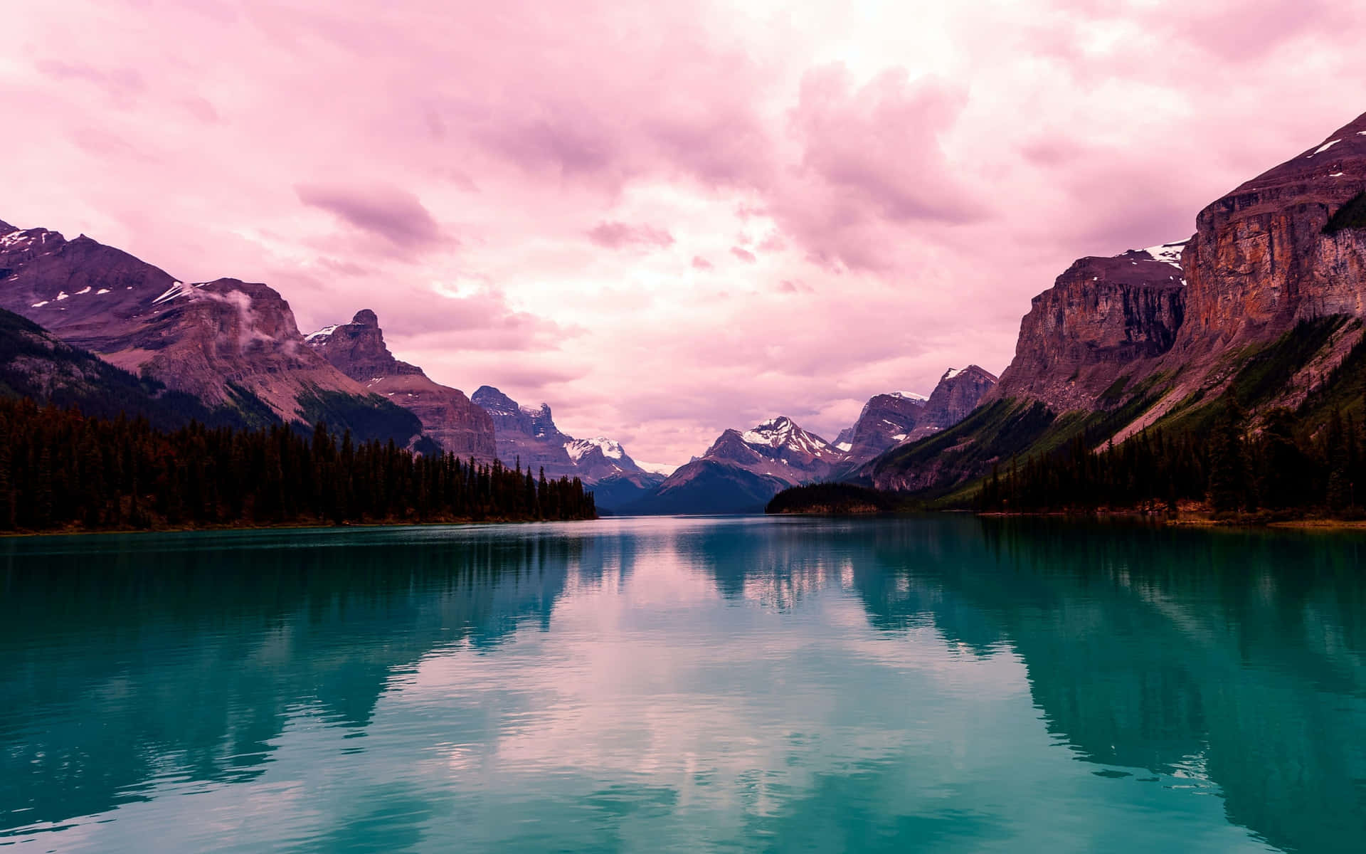 Diemajestätischen Berge Und Der Klare Blaue Himmel Kanadas
