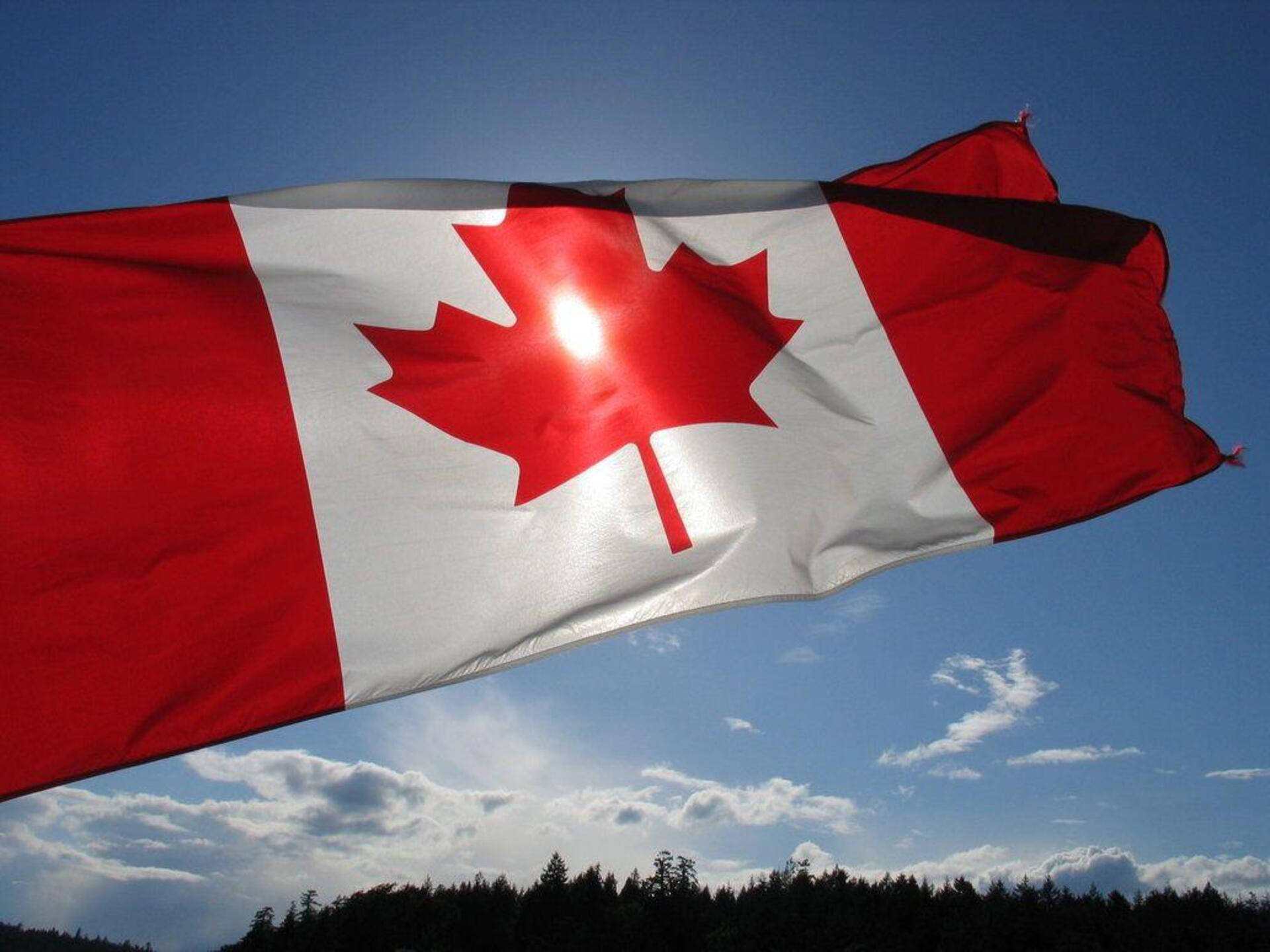 Díade Canadá, Bandera En Un Cielo Azul. Fondo de pantalla
