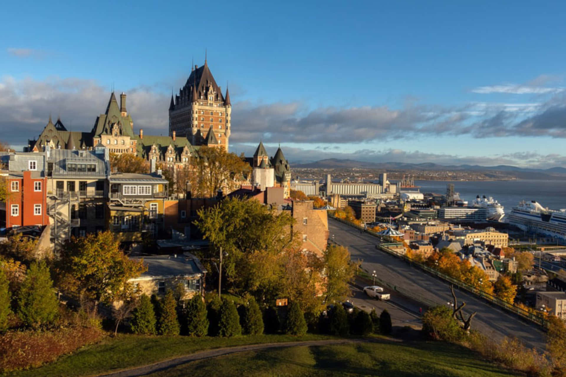 Quebeccity, Canada - En By Med Et Slot Og En Flod.