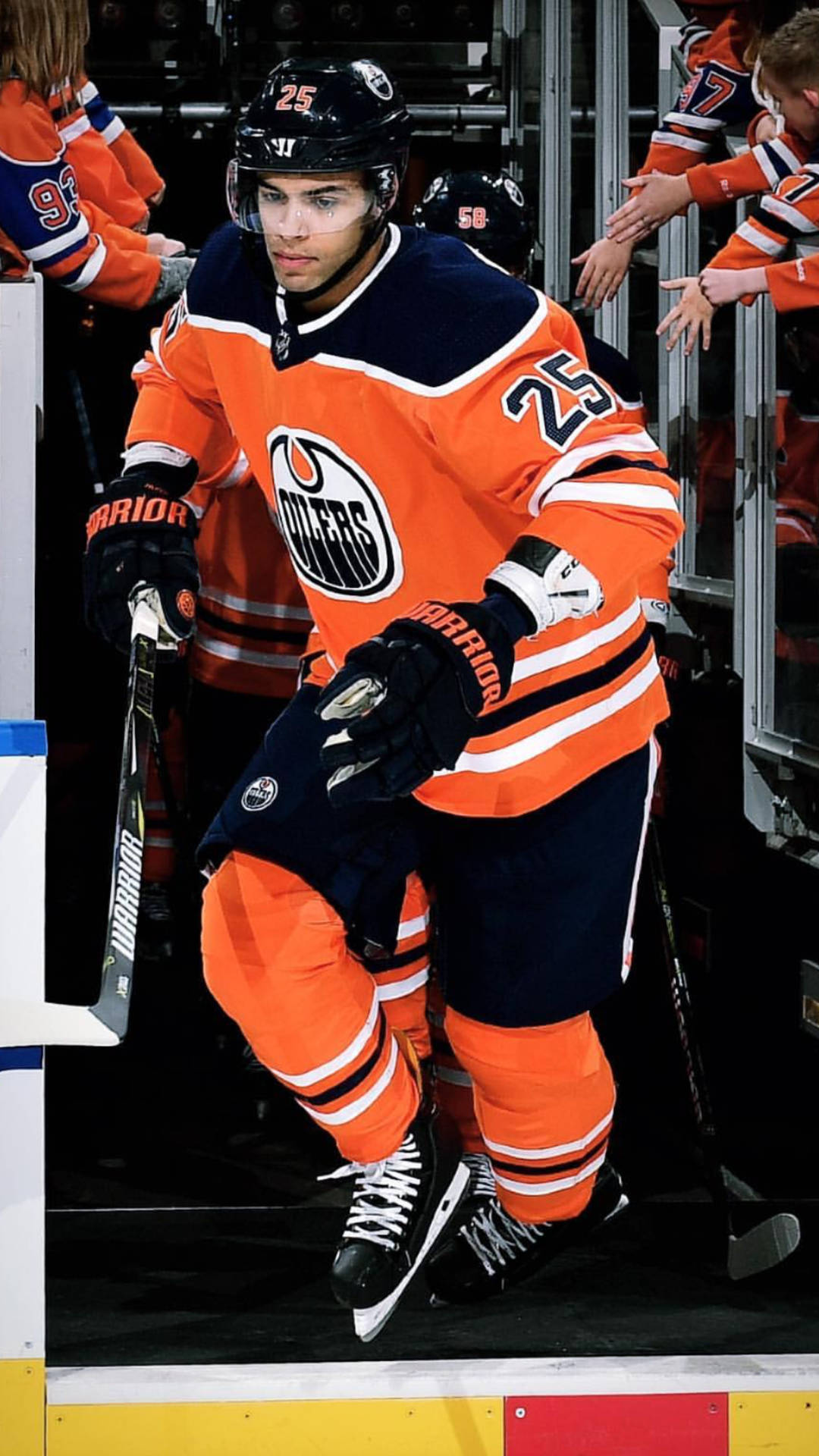 Canadisk Edmonton Oilers forsvarsspiller Darnell Nurse under NHL-handling Wallpaper