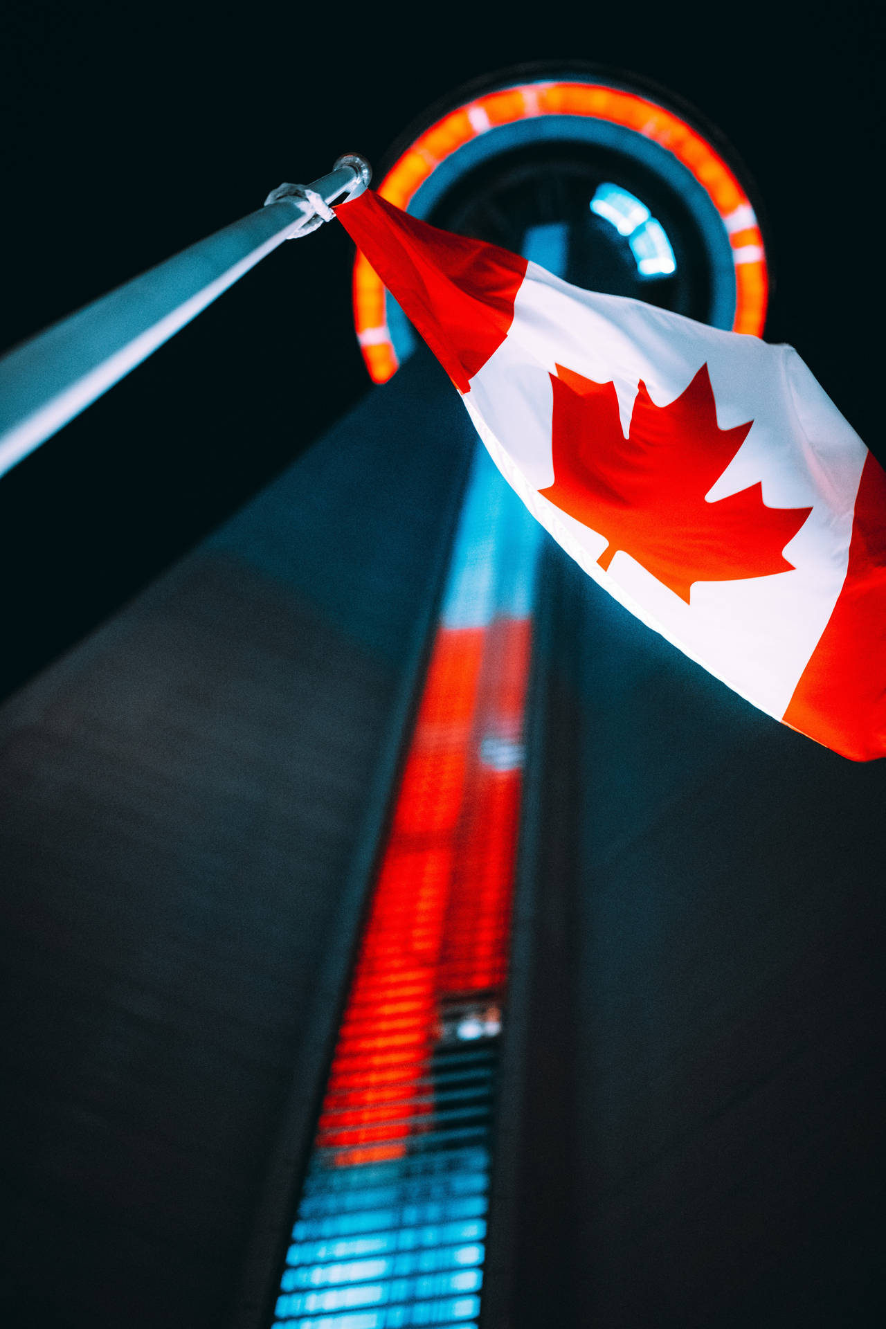 Bellissimavista Della Cn Tower Con La Bandiera Canadese Sventolante Con Orgoglio. Sfondo